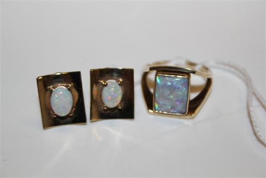 9ct gold & opal dress ring & pair similar clip earrings (unmarked)